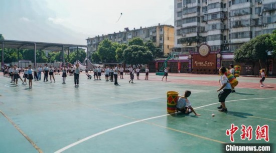 翠竹小學(xué)的學(xué)生在進(jìn)行拋繡球運(yùn)動(dòng)。歐惠蘭 攝