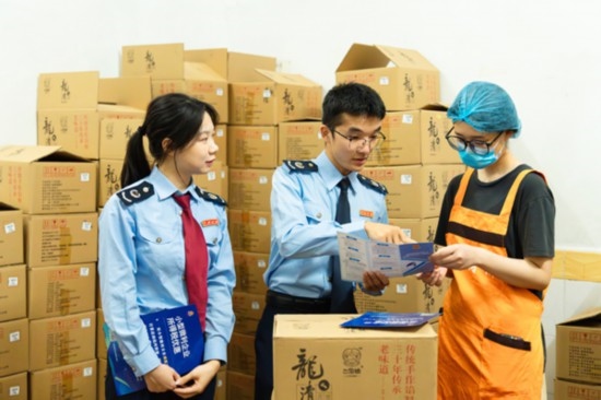 國家稅務總局平樂縣稅務局青年服務隊深入本土月餅生產(chǎn)銷售企業(yè)，精準推送適用稅惠政策，為香甜的月餅增添“稅滋味”。任斯林攝