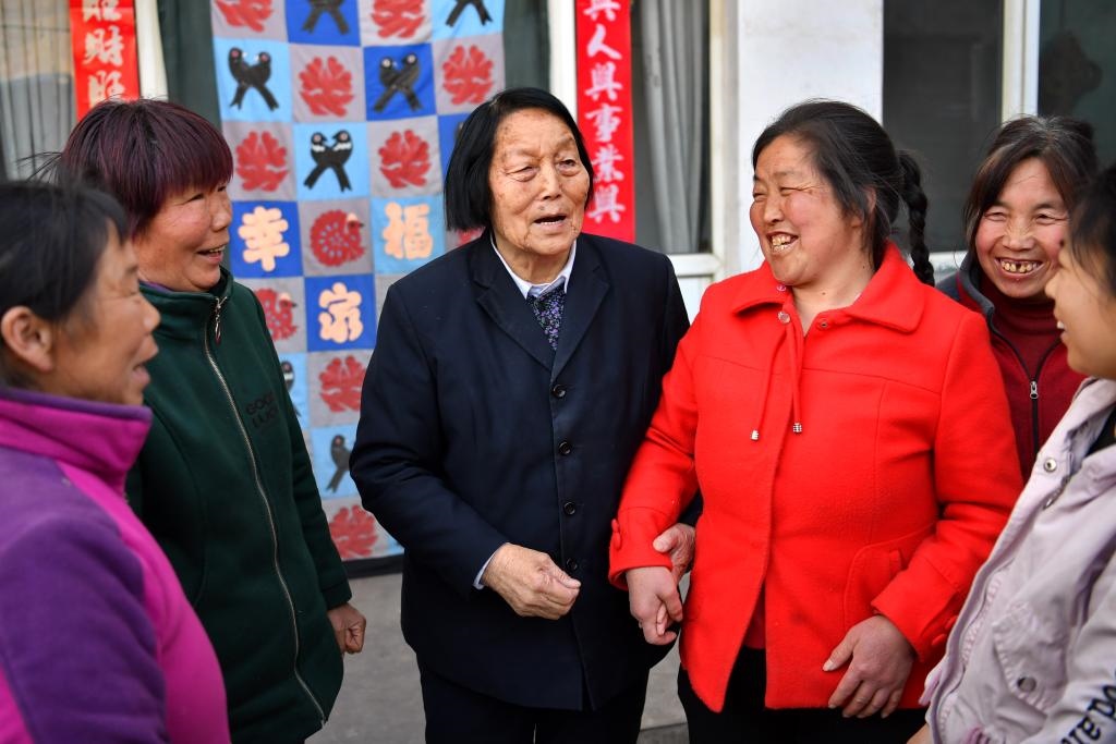 2019年3月23日，申紀(jì)蘭（左三）在山西省平順縣西溝村與村民分享全國(guó)兩會(huì)精神。新華社記者 曹陽(yáng) 攝