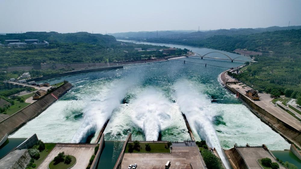 2023年6月21日，調(diào)水調(diào)沙清水下泄階段的小浪底水庫下泄基本為清水（無人機照片）。黃河調(diào)水調(diào)沙已實施22年，通過調(diào)水調(diào)沙，黃河下游河道主河槽得到全線沖刷，河床有明顯下降，行洪和過沙能力普遍提高。