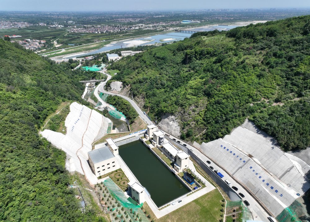 2023年7月16日，國家重大水利工程引漢濟渭工程成功實現(xiàn)先期通水，這是在陜西西安拍攝的黃池溝配水樞紐（無人機照片）。引漢濟渭工程全部建成投用后，可增加渭河入黃河水量年均6億至7億立方米。