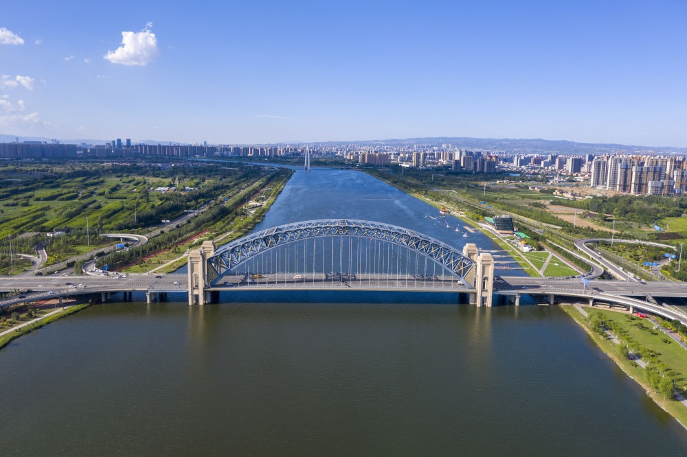 2024年6月7日在山西拍攝的汾河太原段晉陽橋（無人機照片）。汾河是黃河第二大支流。近年來，當(dāng)?shù)赝ㄟ^源頭截污、雨污分流、生物治藻等措施推進“一泓清水入黃河”工程。今年1月至6月，太原市境內(nèi)6個地表水國考斷面優(yōu)良水體比例達到100%。
