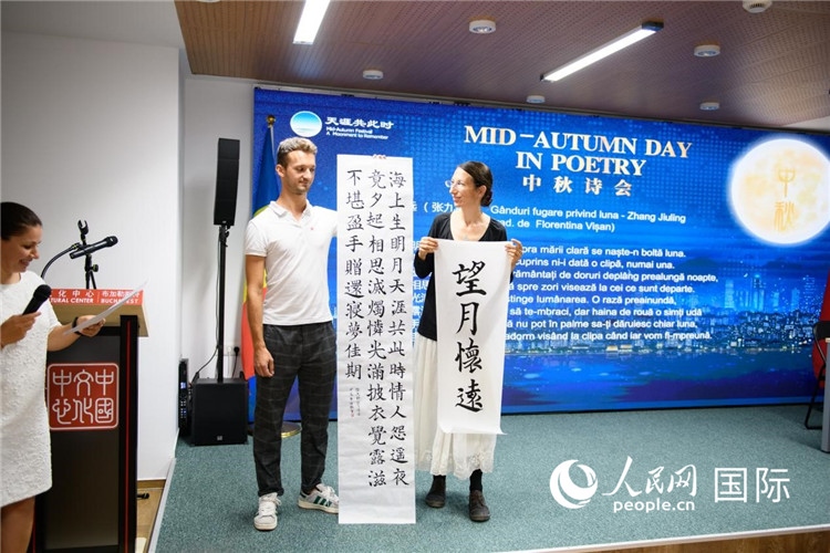 現(xiàn)場的羅馬尼亞書法愛好者書寫并展示作品。傅永山攝