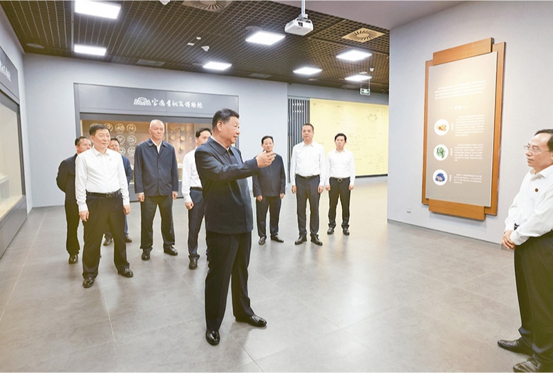 2024年9月10日，中共中央總書(shū)記、國(guó)家主席、中央軍委主席習(xí)近平在前往甘肅考察途中，來(lái)到陜西省寶雞市參觀寶雞青銅器博物院。 新華社記者 王曄/攝