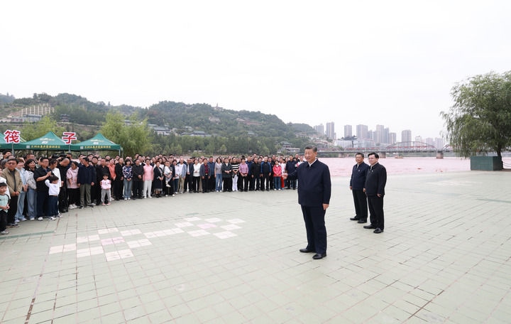 9月10日至13日，中共中央總書記、國(guó)家主席、中央軍委主席習(xí)近平在甘肅考察。這是11日下午，習(xí)近平在黃河蘭州中山橋段考察時(shí)，同在場(chǎng)的干部群眾親切交流。新華社記者 王曄 攝