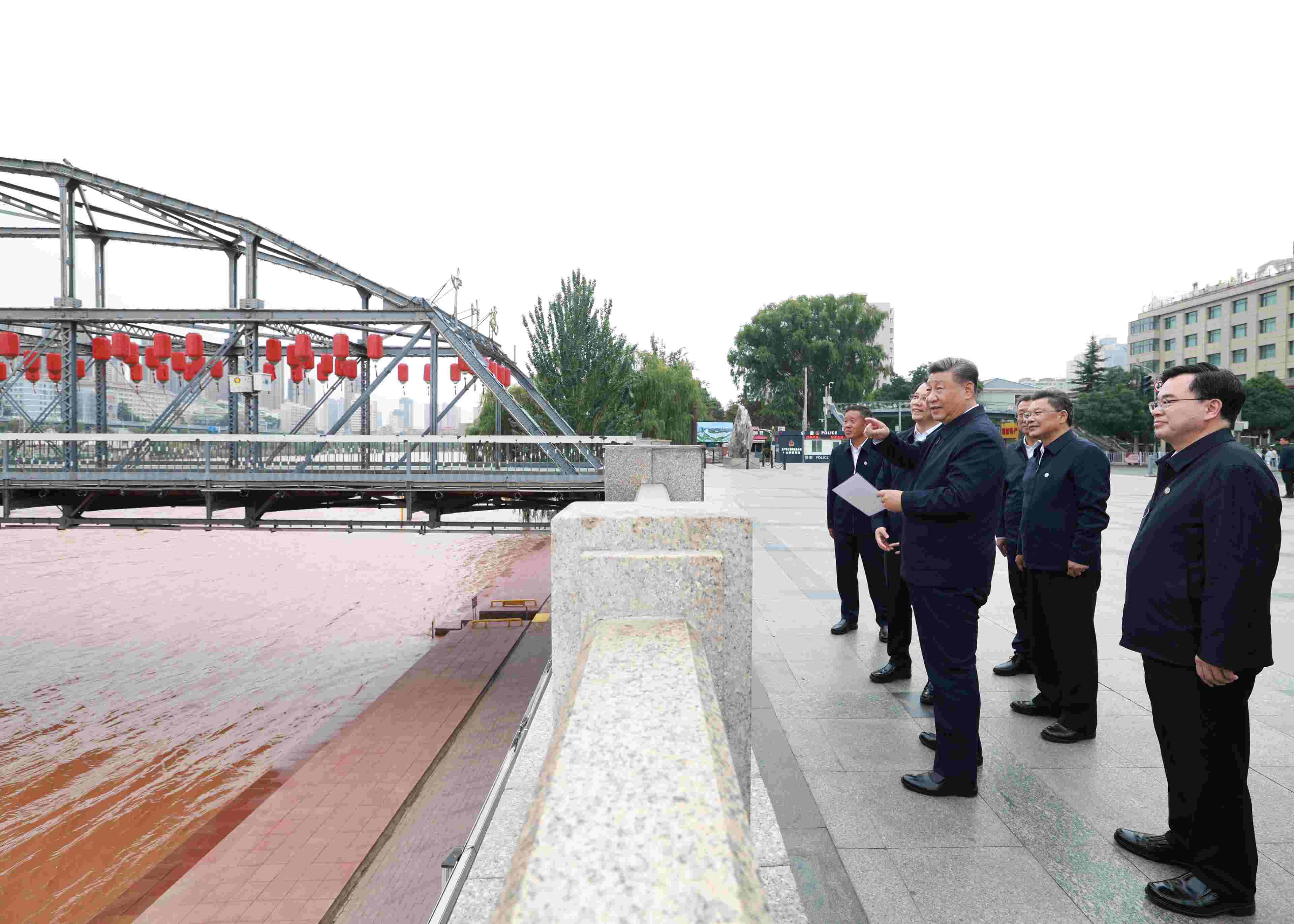 △ 2024年9月11日，習(xí)近平總書記來(lái)到甘肅省蘭州市黃河蘭州中山橋段，了解當(dāng)?shù)赝苿?dòng)黃河流域生態(tài)保護(hù)情況。