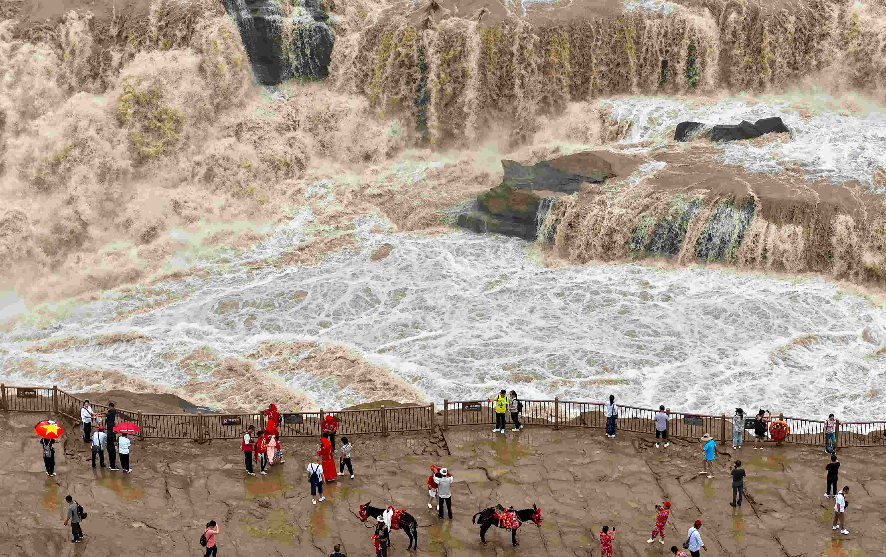△9月9日，游客在黃河壺口瀑布景區(qū)游覽。