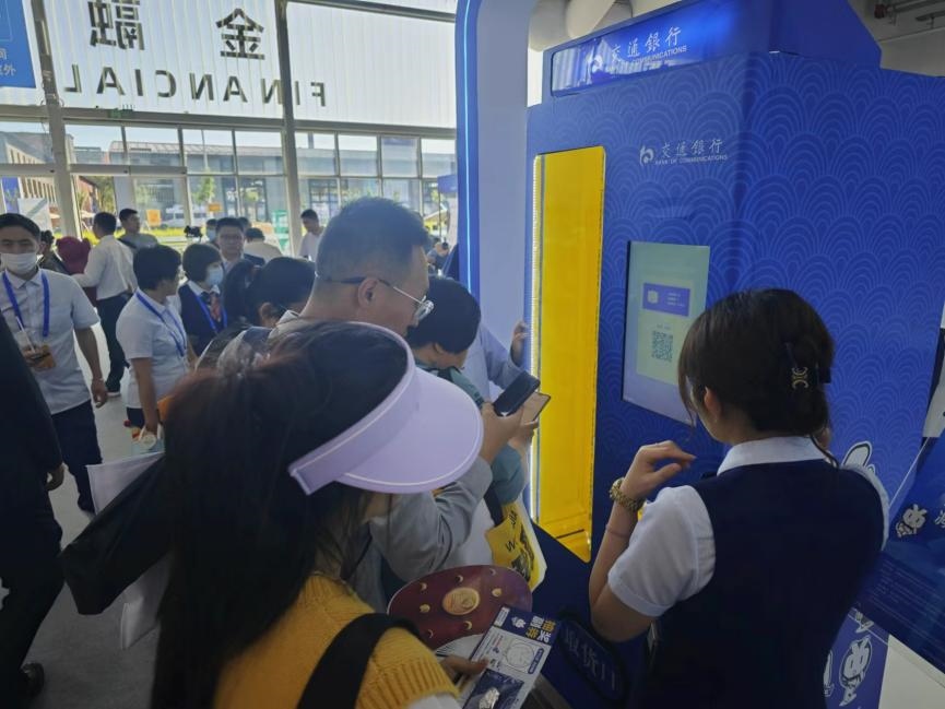觀眾在金融服務(wù)展區(qū)體驗(yàn)數(shù)字人民幣購(gòu)物。人民網(wǎng)記者 黃盛攝