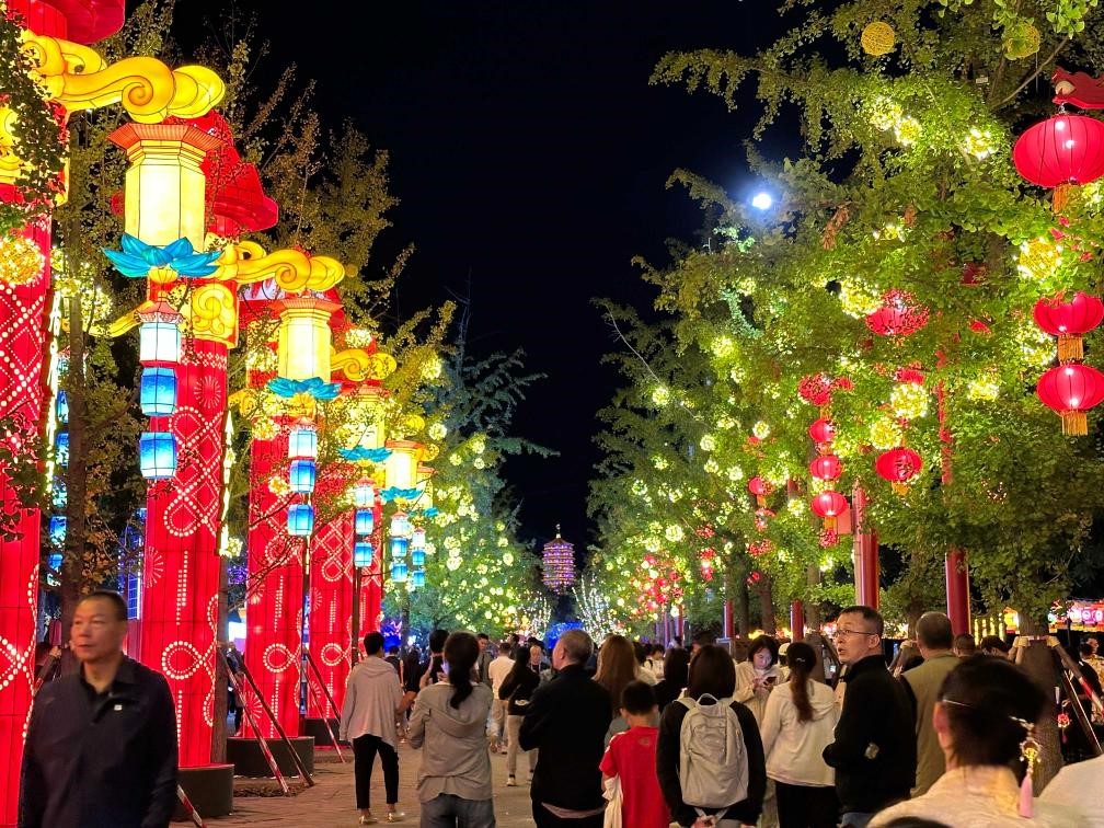市民游客在2024年北京中秋國慶彩燈游園會欣賞彩燈。新華社記者楊淑君 攝