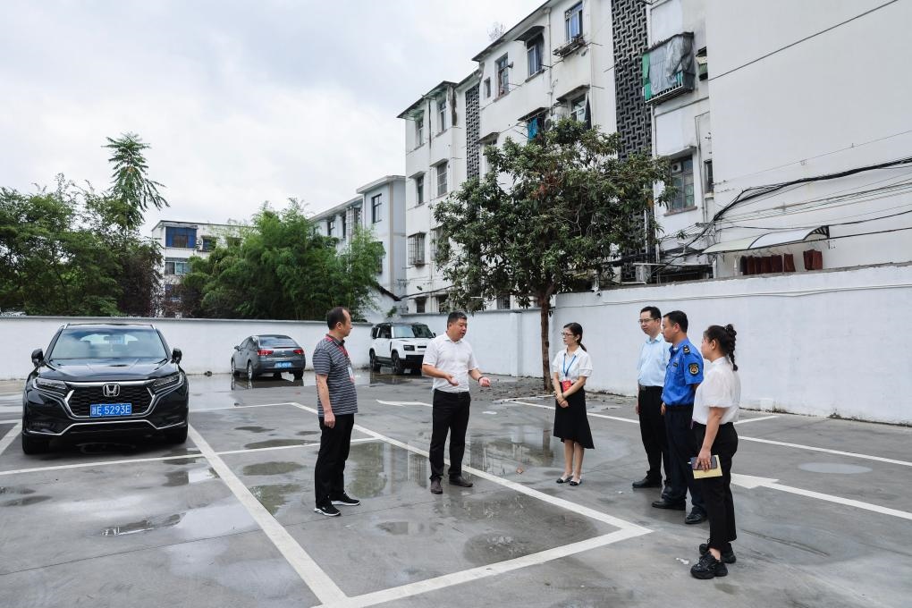 2024年9月11日，在浙江省湖州市，湖州吳興區(qū)人大代表、人大飛英街道工委代表及塔下街社區(qū)代表前往已改建的一處停車場進行實地調研，監(jiān)督該改建項目的完成情況。新華社記者 徐昱 攝
