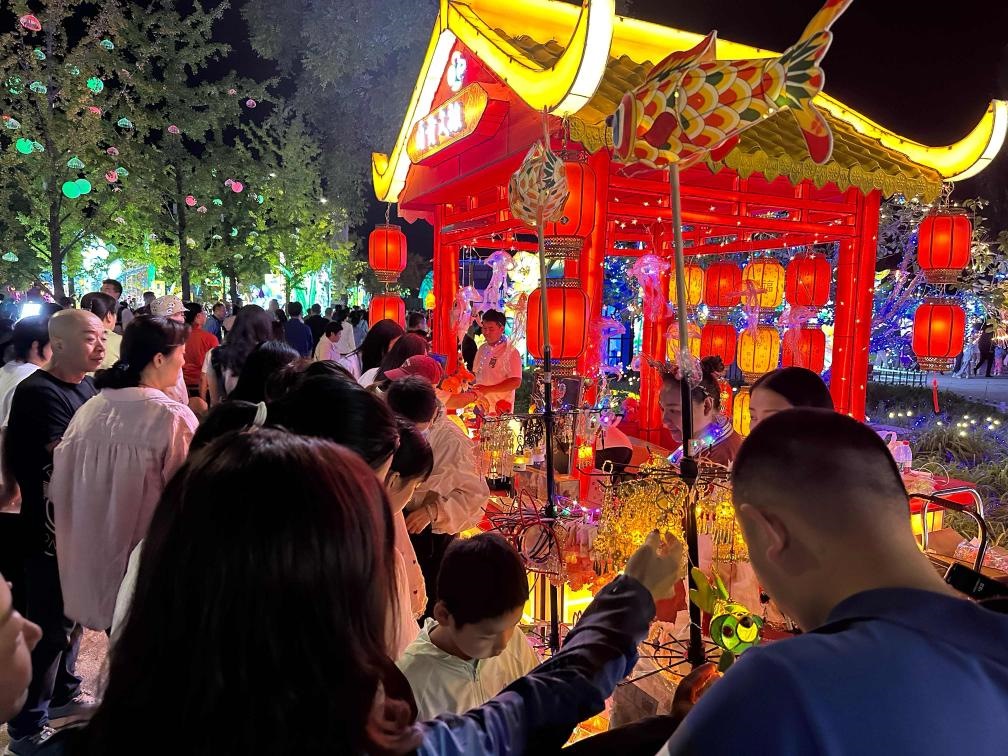 市民游客在2024年北京中秋國慶彩燈游園會上選購特色文創(chuàng)商品。新華社記者楊淑君 攝
