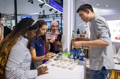 觀眾正在品嘗伊朗的藏紅花茶。人民網(wǎng)記者 翁奇羽攝