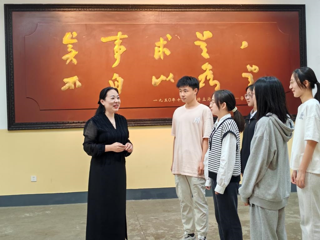 湖南第一師范學院思政課教師正在為學生講述紅色校史。（受訪者供圖）