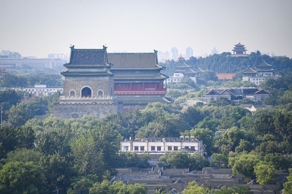 遠(yuǎn)眺北京中軸線上的鐘鼓樓與景山（2024年7月20日攝）。新華社記者 陳鐘昊 攝