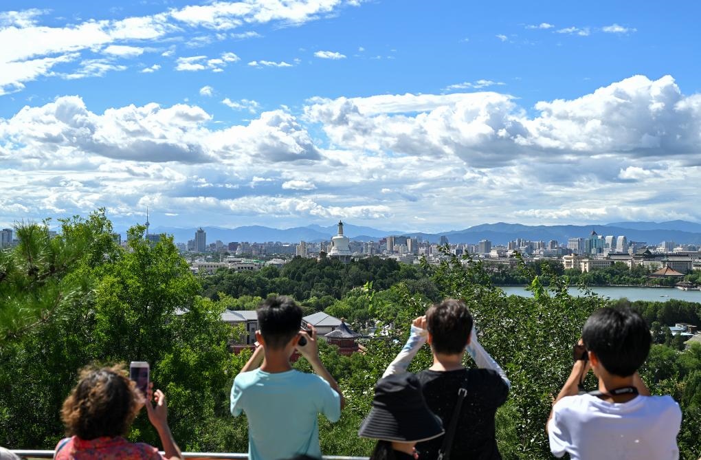 2024年8月12日北京天氣晴好，游客從景山上拍攝遠處的北海公園。新華社記者李鑫 攝