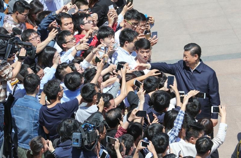 2018年5月2日，習(xí)近平總書記來到北京大學(xué)考察。這是總書記離開學(xué)校時(shí)同道路兩旁師生親切握手。
