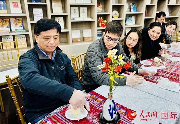 前來參加活動的利馬居民共同制作冰皮月餅。人民網(wǎng)記者 宋亦然攝