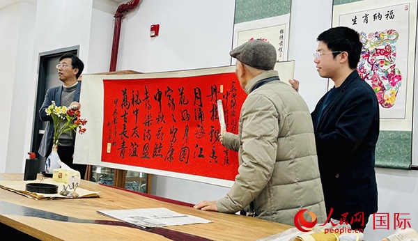 旅秘書法家向現(xiàn)場觀眾展示書法作品。人民網(wǎng)記者 宋亦然攝