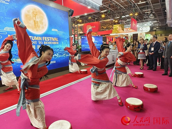 “你好！中國(guó)”展臺(tái)開幕式上的中國(guó)傳統(tǒng)舞蹈表演。人民網(wǎng)記者 尚凱元攝
