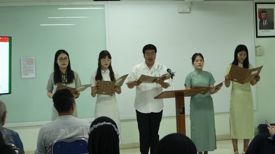 阿拉扎大學(xué)孔子學(xué)院志愿者教師表演詩朗誦?；顒又鬓k方供圖