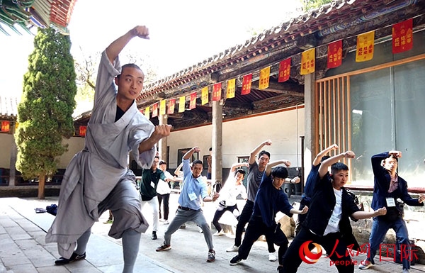 日本少林寺拳法青年代表團(tuán)體驗(yàn)體驗(yàn)少林十三拳。人民網(wǎng)記者 張靖攝