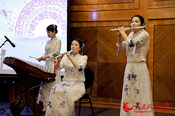 來自景德鎮(zhèn)的陶瓷音樂會在中秋佳節(jié)給英國倫敦的觀眾帶來了別樣的文化體驗。人民網(wǎng)記者 邢雪攝