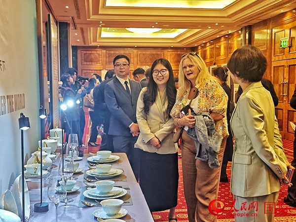 英國觀眾參觀“景德鎮(zhèn)制”區(qū)域品牌新品。人民網(wǎng)記者 邢雪攝