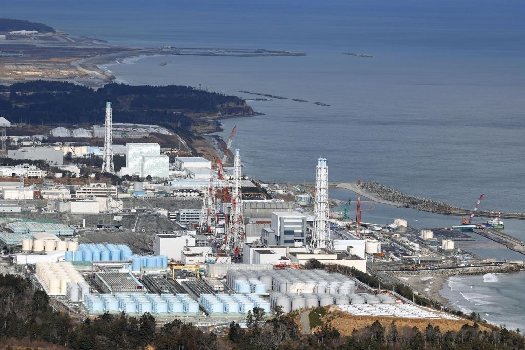 這是2021年1月8日拍攝的日本福島第一核電站和核污水儲(chǔ)水罐。（新華社/共同社）