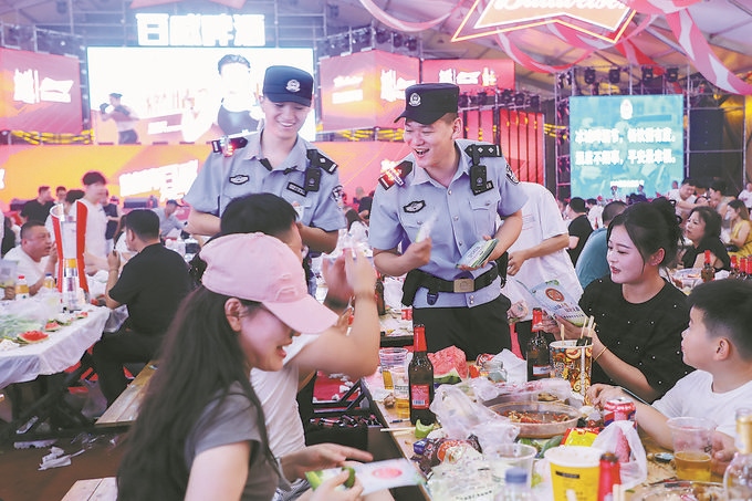 8月10日，黑龍江省哈爾濱市公安局松北分局民警輔警在啤酒大棚開展安全宣傳。史繼東攝