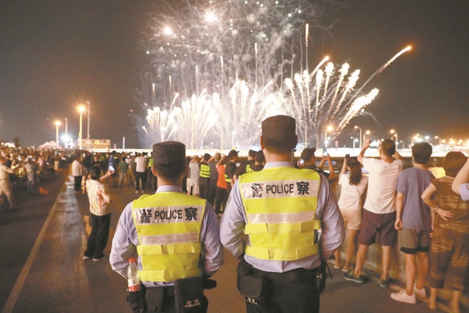 8月10日，黑龍江省哈爾濱市公安局松北分局民警輔警在啤酒大棚開展安全宣傳。史繼東攝