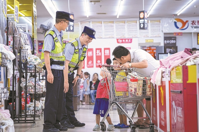 ?8月27日，貴州省凱里市公安局組織開展拉網(wǎng)式大排查，民警在超市和群眾交流。周國(guó)輝攝