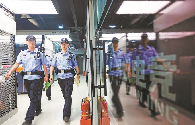 ▲7月6日，山西省新絳縣公安局龍興派出所組織警力對(duì)網(wǎng)吧等場(chǎng)所進(jìn)行集中治安檢查。高新生攝