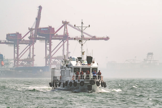 ?7月5日，秦皇島出入境邊防檢查站聯(lián)合秦皇島市公安局水陸巡特警支隊(duì)開展海上聯(lián)合巡航。陳凈萱攝