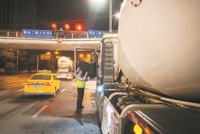 7月25日，陜西省西安市公安局交警支隊(duì)開展全市中重型貨車及面包車違法異地互查整治行動(dòng)。孫崇明攝