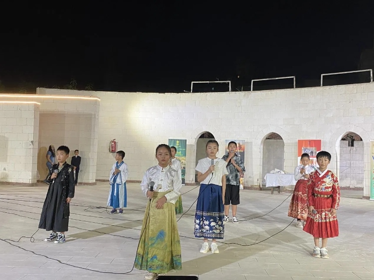 東方藝術(shù)文化館小朋友的詩朗誦表演。開羅中國文化中心供圖