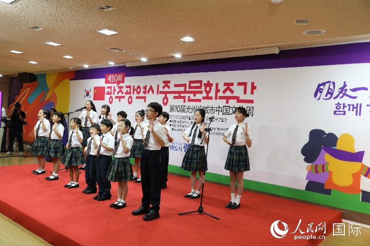 韓國青少年在中國文化周開幕式上演唱歌曲。人民網(wǎng)記者 莽九晨攝