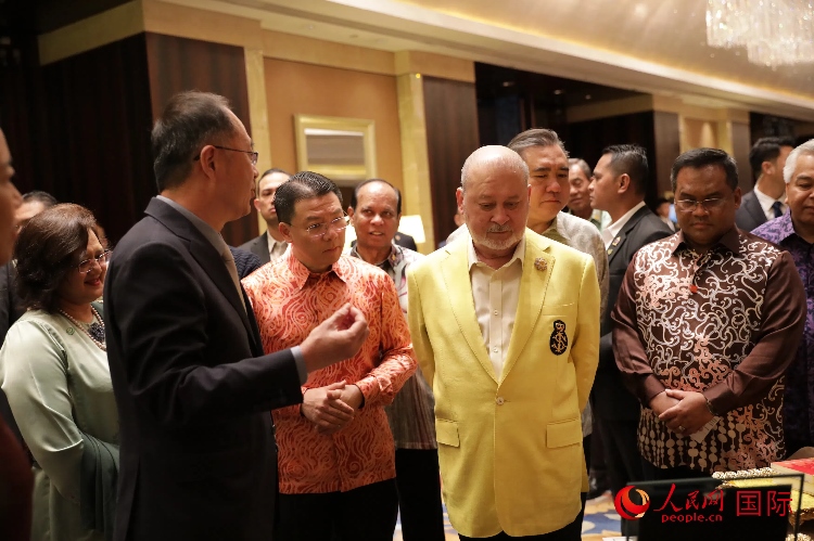 北京外國語大學校長賈文鍵向蘇丹易卜拉欣介紹該校的發(fā)展情況。人民網 王婧攝