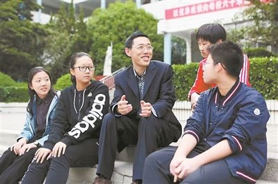 淮北市首批高層次人才儲(chǔ)備金獲得者、淮北市第一中學(xué)教師陳超（左三）在與學(xué)生交談?；幢笔形瞬殴ぷ骶止﹫D