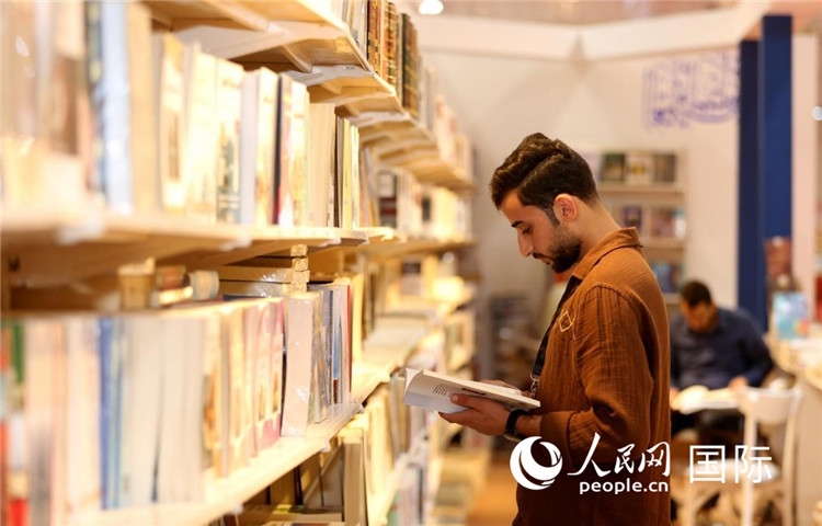 一位民眾在讀書。人民網(wǎng)中東中心分社奧馬爾·哈利勒攝