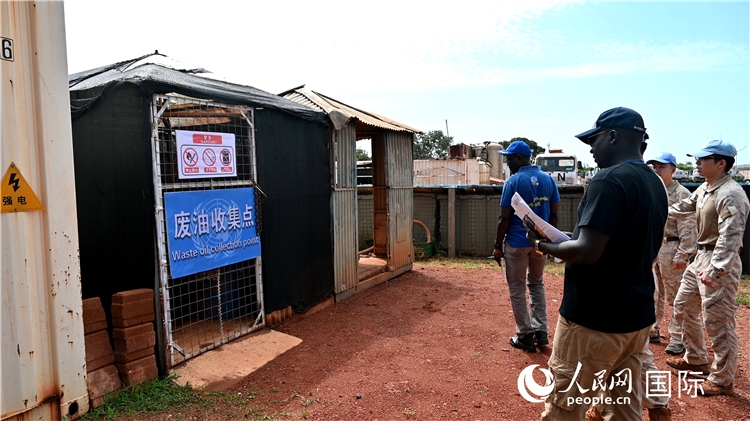 圖5 檢查廢棄油料收集點(diǎn)。王軍杰攝