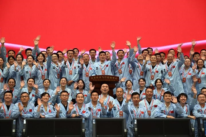 △2024年6月25日，嫦娥六號(hào)任務(wù)圓滿(mǎn)成功后，工作人員在北京航天飛行控制中心合影。