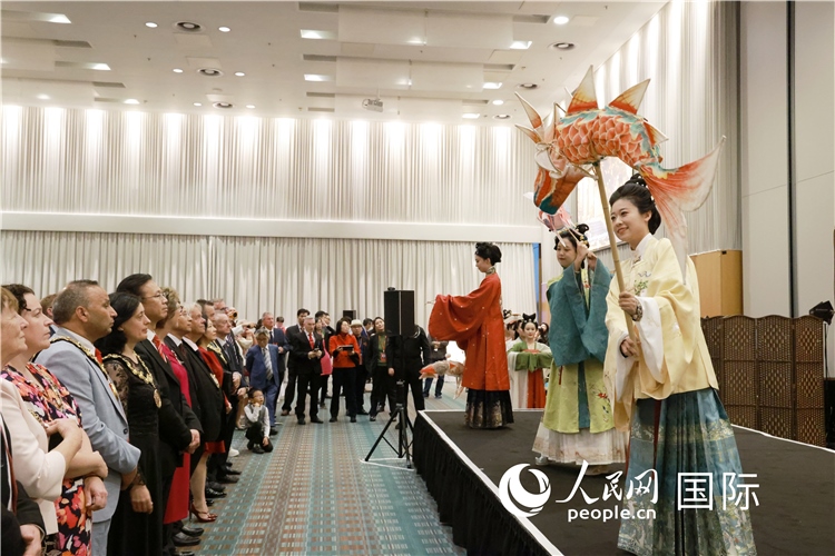 2、留學(xué)生表演了漢服展示《絲路霓裳》。邢雪攝