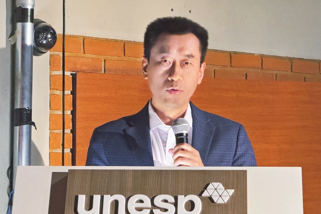 中國駐圣保羅總領(lǐng)事館副總領(lǐng)事田玉震在活動中致辭。圣保羅州立大學孔子學院供圖