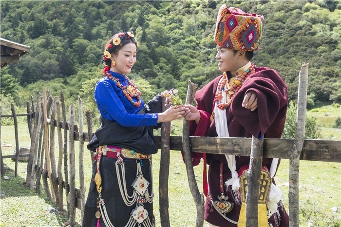 康定情歌（木格措）風(fēng)景區(qū)中的一對年輕人。林革文攝