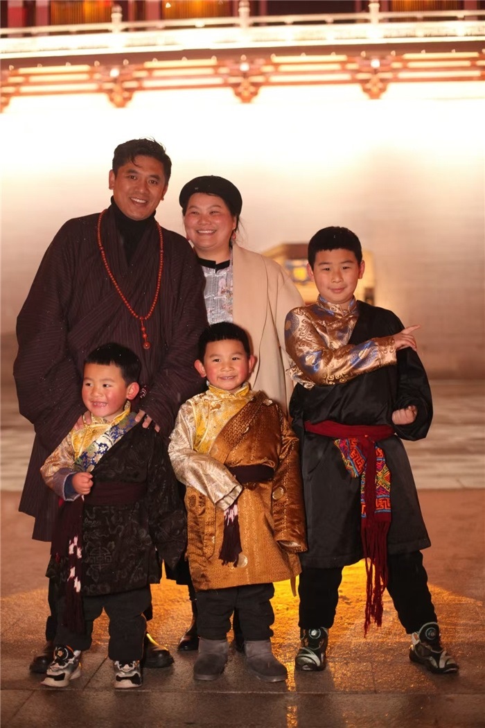 康定的節(jié)日氛圍多元和諧。圖為2024年元宵夜，洛讓銀登一家五口在旅行中拍攝的合影。資料圖片