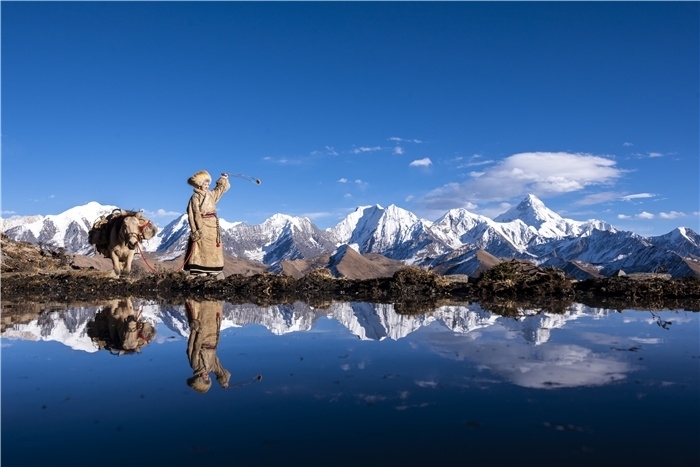 貢嘎山下的放牧人。林革文攝