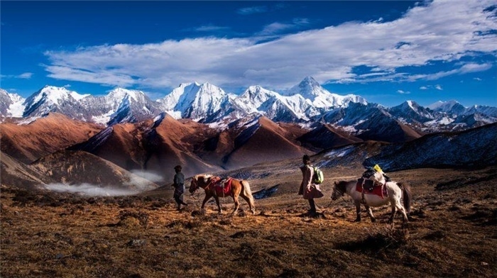 “守護(hù)貢嘎”是當(dāng)?shù)卮迕駱闼氐男拍詈妥园l(fā)的行動(dòng)。圖為貢嘎山“馬背巡護(hù)隊(duì)”開展日常巡護(hù)工作 林革文攝