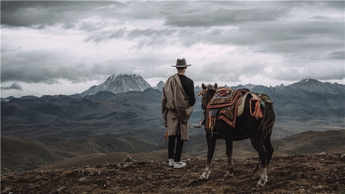 在康定八郎生都星空營地，村里的青年丹真德勒牽馬注視世代生活的家園。八郎村提供