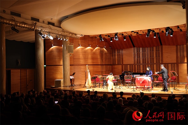 中國歌劇舞劇院的音樂家表演京劇曲牌《夜深沉》。人民網(wǎng)記者 禹麗敏攝