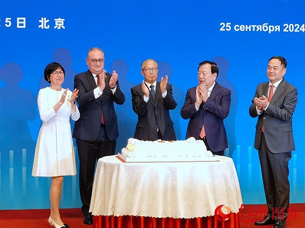 中共中央政治局委員、全國人大常委會副委員長李鴻忠（中），夏寶龍主席（右二），楊萬明會長（右一）和莫爾古洛夫大使（左二）、大使夫人莫爾古洛娃（左一）在招待會上共切蛋糕。人民網(wǎng)記者 李明琪攝